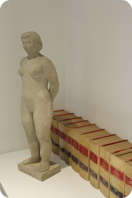 Escultura dona nua amb jurisprudencia